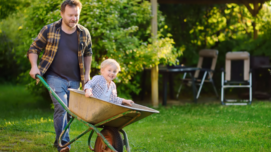 Att få till vardagsrörelse under semestern kommer man långt med. Vill man dessutom lägga till träning i form av en simtur, jogging eller övningar där man jobbar med de stora muskelgrupperna är det en positiv bonus. Foto: Shutterstock